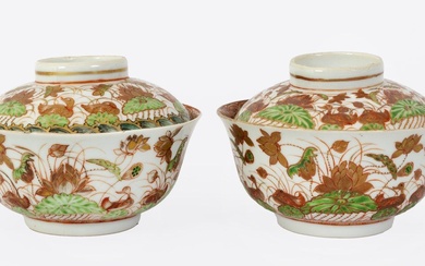 Chine, XIXe siècle Paire de bols couverts en porcelaine à décor en émaux polychromes de...