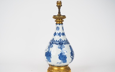Chine, XVIIIe siècle, Vase piriforme en porcelaine bleu et blanche, à décor sous couverte d'objets...