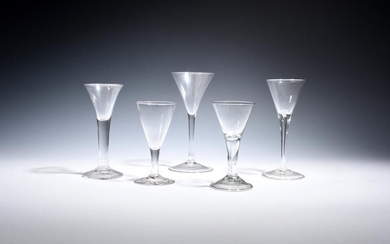 Cinq verres à vin vers 1750-60, avec des bols en forme de trompette, l'un étant...
