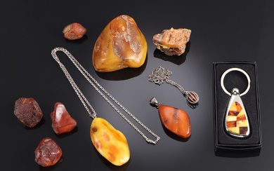 Collection of amber nuggets, amber jewelery with silver, etc. (12)