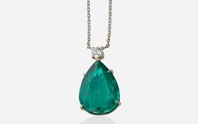Collier en émeraude, diamant et platine Le pendentif serti d'une émeraude colombienne en forme de...