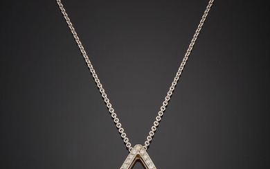Collier en or gris 18K 750‰, orné d’un pendentif de forme triangulaire serti d’une ligne...
