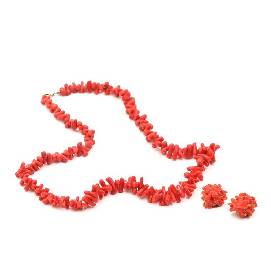 NOT SOLD. Coral necklace with numerous corals, mounted with clasp of silver. And a pair of earclips set with corals. (3) – Bruun Rasmussen Auctioneers of Fine Art
