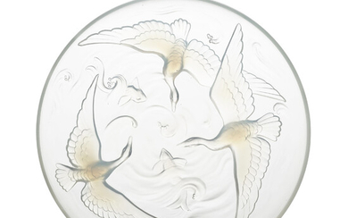 Coupe ronde en verre moulé signée Verlys. A décor d'oiseaux, daim. 36,5 cm