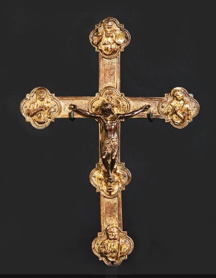 Croix d'autel en cuivre repoussé, gravé et... - Lot 24 - Pierre Bergé & Associés