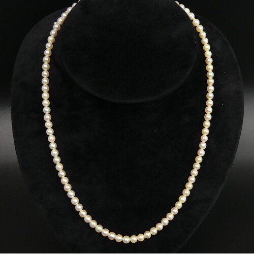 Cultured pearl 48 cm necklace with a 9 carat gold clasp, Lon...