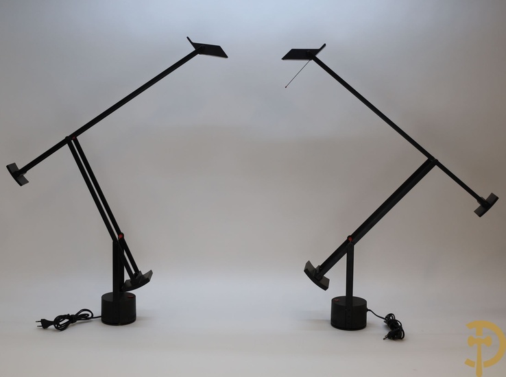 Deux lampes de bureau laquées noires 'Tizo table lamp' par Artemide | Hauteur 82 cm....