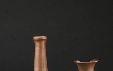 Deux vases en grès de Yixing Chine Le premier surmonté d'un long col, la panse...
