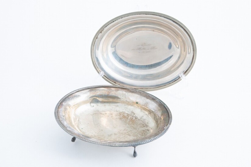Due alzatine ovali in argento 800 cesellato, gr. 800...
