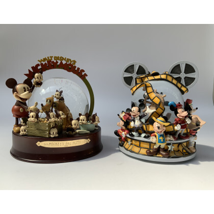 Due carillon Disney con snow globe a tema Mickey Mouse. Vetro, legno e resina policroma (h max cm 22) (difetti)