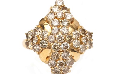 Een 18 krt. rosé gouden entourage ring met diamant