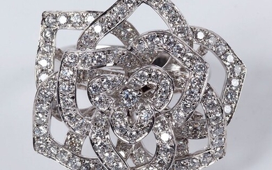 Elegante Bague "Fleur" en or gris 18K (750 millièmes) ornée de lignes de diamants taillés...