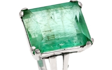 Emerald ring WG 585/000 with an emerald cut...