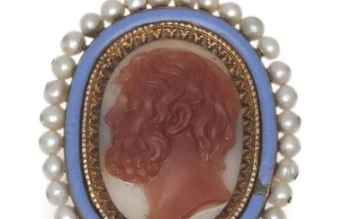 Enamelled yellow gold ring set with a cameo on agate representing the profile of a man in a frame of fine pearls. Tour of doigt : 54. P. Brut : 6,5 g.
