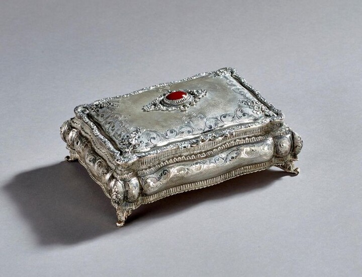 Engraved silver jewelry box with interlacing and flower decoration. It is set in its center with a fine cabochon stone.