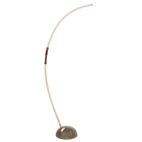 Ernst Voss: Floor lamp frame with white lacquered stem. Base of brass. Manufactured by Voss. H. 150 cm.