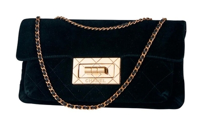 Evening pouch with two black velvet bellows, large swivel clasp signed in gilded metal engraved quilted, bottom of the bag identical, chain handle in gilded metal interlaced with leather in color, leather lining and canvas signed.