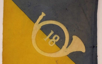 Fanion carré biface du 18ème chasseurs en draps bleu et jonquille cors et chiffres brodés...