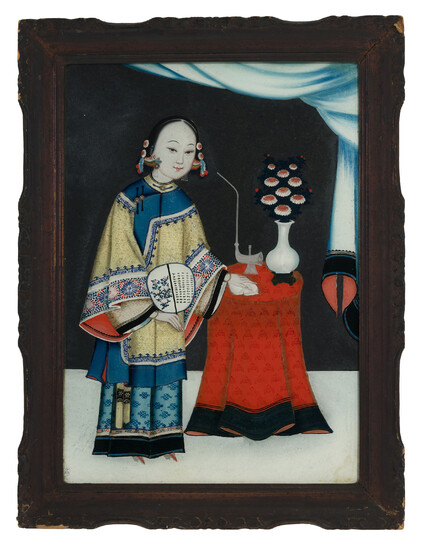 Femme appuyée sur une table, peinture sous verre, Chine, dynastie Qing, tenant un éventail, un pa-kong (pipe à eau) et un vase posés sur