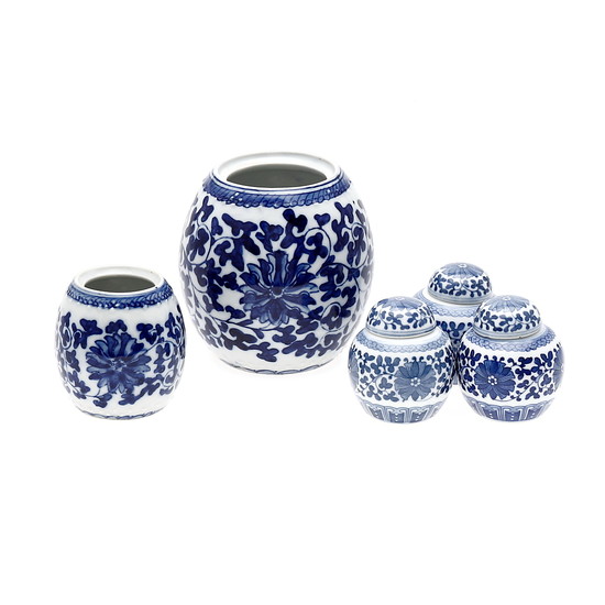 Five Chinese miniature jars, in Ming style porcelain, 20th Century.