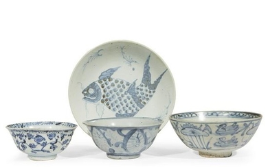 Four Chinese blue and white dishes and bowls, the bowls