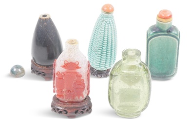 GROUP OF FIVE CHINESE SNUFF BOTTLES, QING DYNASTY AND LATER
