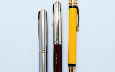 GROUP OF THREE VINTAGE PARKER PENS AND PENCIL IN RARE COLORS.