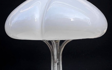 Gae AULENTI (1927-2012) - Guzzini Lampe de table en métal et perspex blanc 50 x...