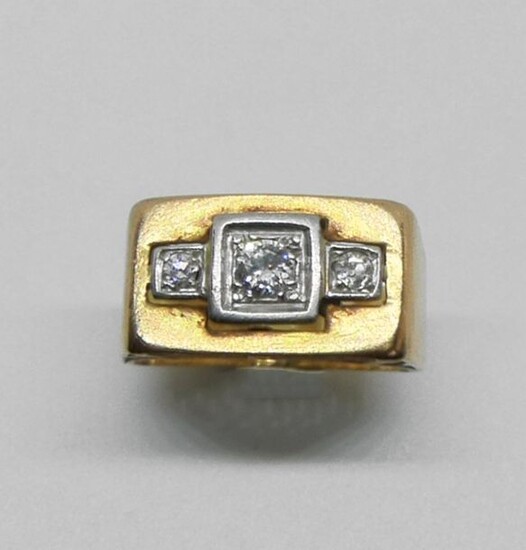 Gold and platinum knight's ring, set with a diamond between two smaller diamonds. Circa 1940. Gross weight 5.4 g (deformations at the ring)