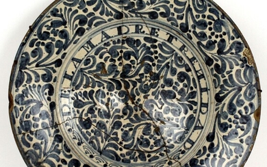 Grande piatto in maiolica smaltata con decoro blu cobalto a motivi vegetali, diametro cm 39,5, probabilmente Spagna, XVII secolo, (restauri)