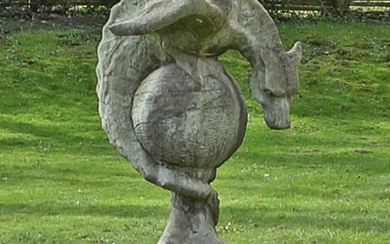 Große Parkskulptur eines Drachen mit Postament