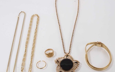 Group of gold jewellery to include 18ct gold signet ring, 18ct gold wedding ring (cut), 18ct gold chain, Italian 750 two row bracelet, 14ct gold chain and a yellow metal onyx flower shaped pendant...