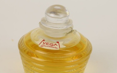 Guerlain - "Vega" - (1936) Flacon en cristal incolore pressé moulé de Baccarat de section...