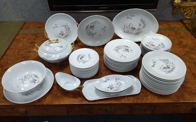 HAVILAND à Limoges : partie de service de table en porcelaine émaillée polychrome à décor...