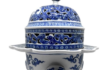 Incensiere tripode in porcellana bianca e blu, Cina XIX-XX secolo, la base...