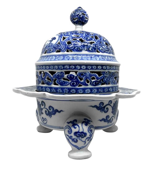 Incensiere tripode in porcellana bianca e blu, Cina XIX-XX secolo, la base...