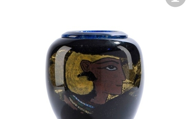 Jean-Claude NOVARO (France, 1943-2014) Vase en verre soufflé noir à col ourlé à décor de...