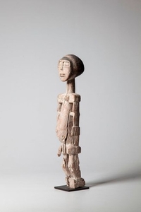 KOROBO, Ghana. Statue masculine en bois clair endu…