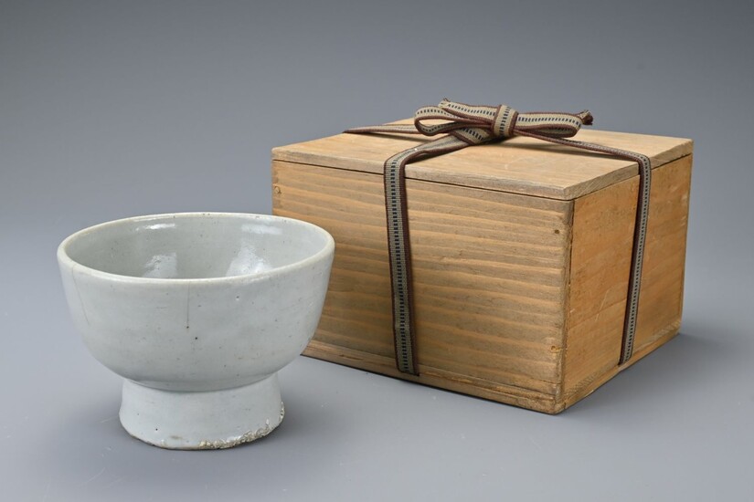 Korean 19th Century Porcelain High-Footed Bowl with Japanese wooden...