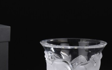 LALIQUE France Vase en cristal translucide pressé moulé modèle "Saumur", à décor de pampres de...