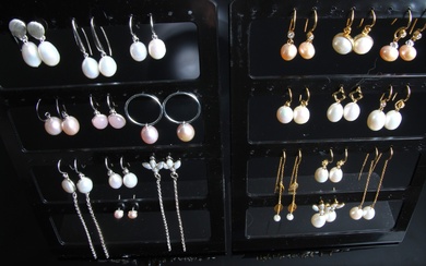 Large collection of pearl earrings (20 pairs)