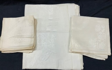 Lot 18 Linen & Cotton Tablecloth & Napkins