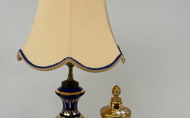 Lot comprenant un pied de lampe en verre coloré et important rehaut d'or à décor...
