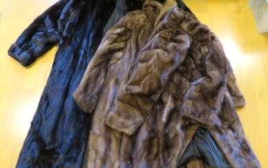 Lot de manteaux de fourrures (X3) et écharpes en hermines (X3).