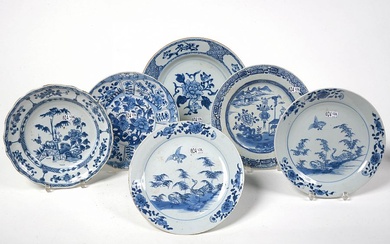 Lot de six comprenant: un plat et cinq assiettes dont une paire en porcelaine bleue et blanche de Chine à décor floral et aux "Canards". Epoque: XVIIème et XVIIIème. (Légers éclats). Diam.:+/-entre 22 et 26,5cm.