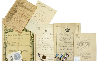 Lotto composto da vari documenti, fotografie d'epoca e medaglie al merito di natura militare, XIX e XX secolo, (difetti sulla carta).