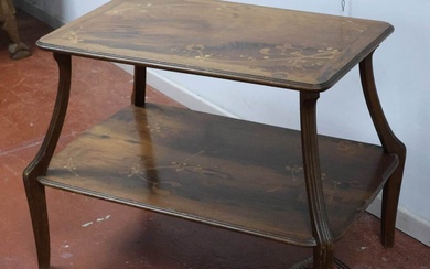 Louis MAJORELLE (1859-1926). Table à thé à deux plateaux en bois naturel à décor marqueté...