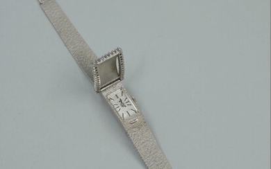 Montre bracelet de dame en or blanc 18k figurant... - Lot 24 - Copages Auction Paris