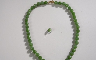 NECKLACE of jade pearls, 18k yellow gold clasp....