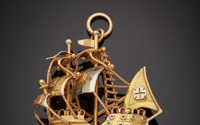 PENDENTIF "navire la Caravelle portugaise" en or jaune et or gris (750‰) ajouré, sculpté et...